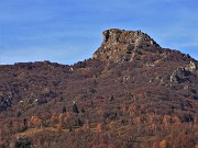 02 Corno Zuccone (1458 m) con in vetta la Madonna delle Cime e in anticima croce posta di recente